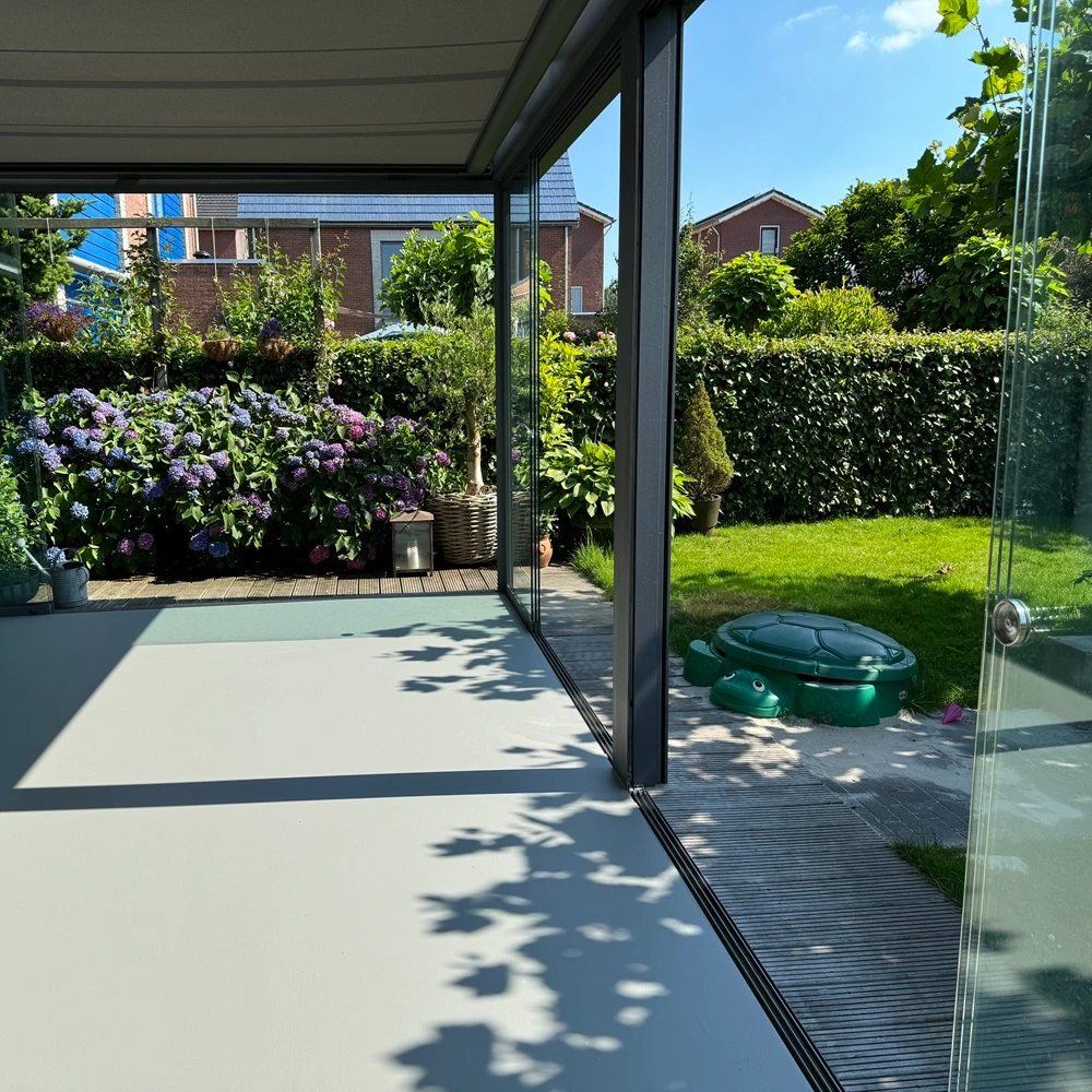 Glazen tuinkamer Terrazza Pure met open schuifwand en tuinzicht