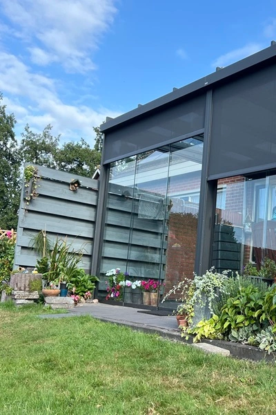 Glazen tuinkamer Terrazza Pure met privacy screen en bloempotten Glazen tuinkamer Terrazza Pure met privacy screen en bloempotten