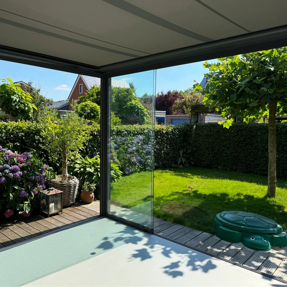 Glazen tuinkamer Terrazza Pure met uitzicht op tuin en bloemen