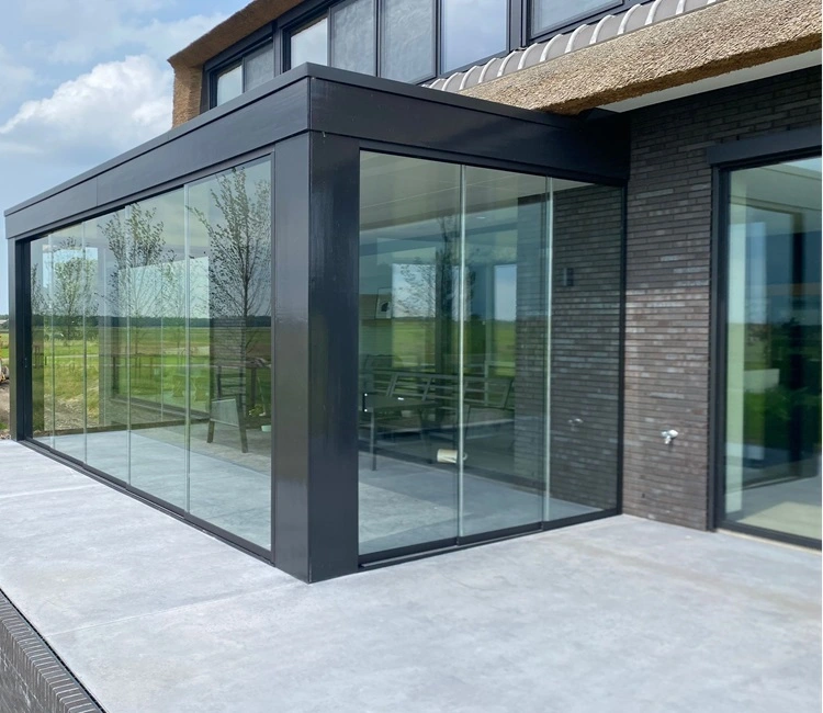 Glazenwanden bij terras