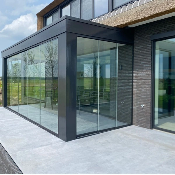 Glazenwanden bij terras