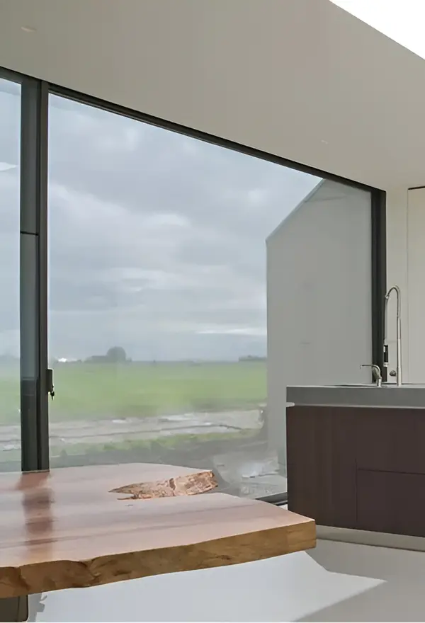 Keuken met uitzicht en zip screen voor zonwering Keuken met uitzicht en zip screen voor zonwering