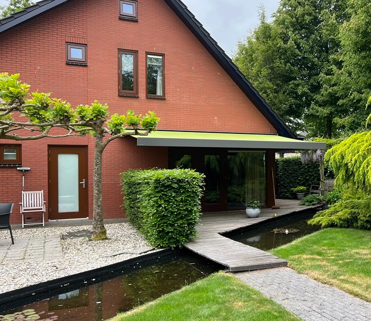 Knikarmscherm in groene tuin