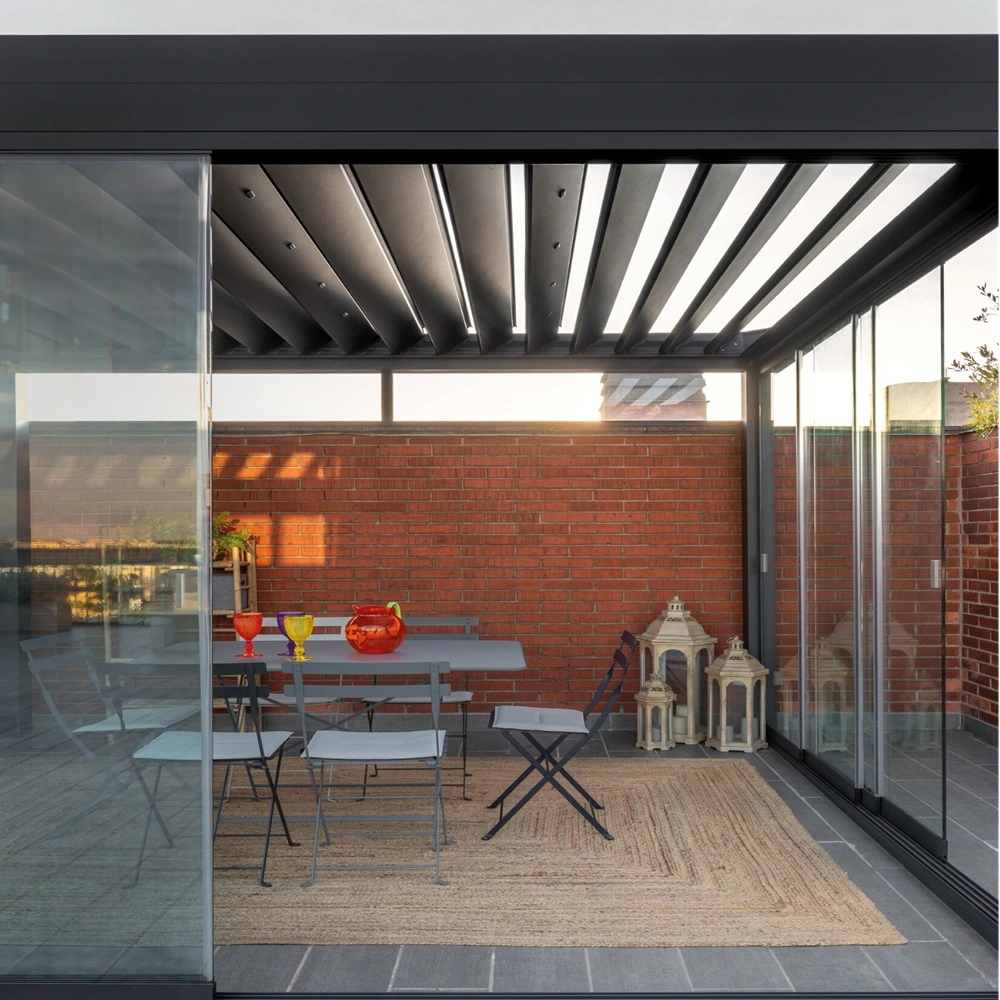 Lamellen tuinkamer Joy met glazen schuifdeuren en buiten eethoek