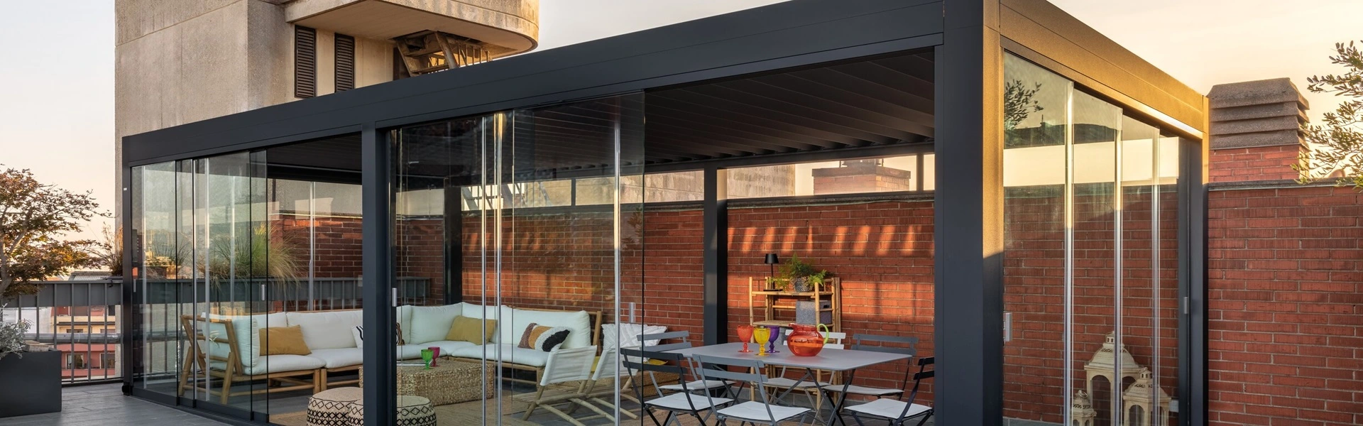 Lamellen tuinkamer Joy met glazen wanden en buitenmeubilair