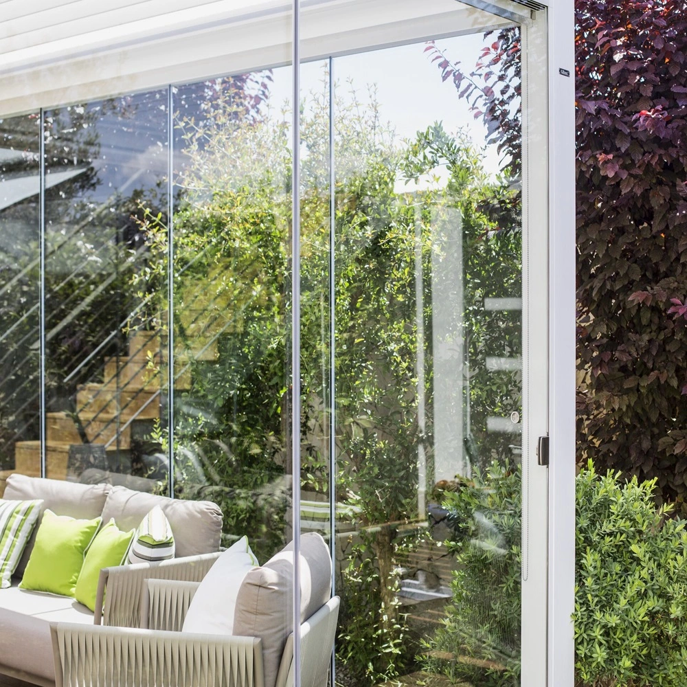 Lamellen tuinkamer Twist met glazen schuifwand en groene planten