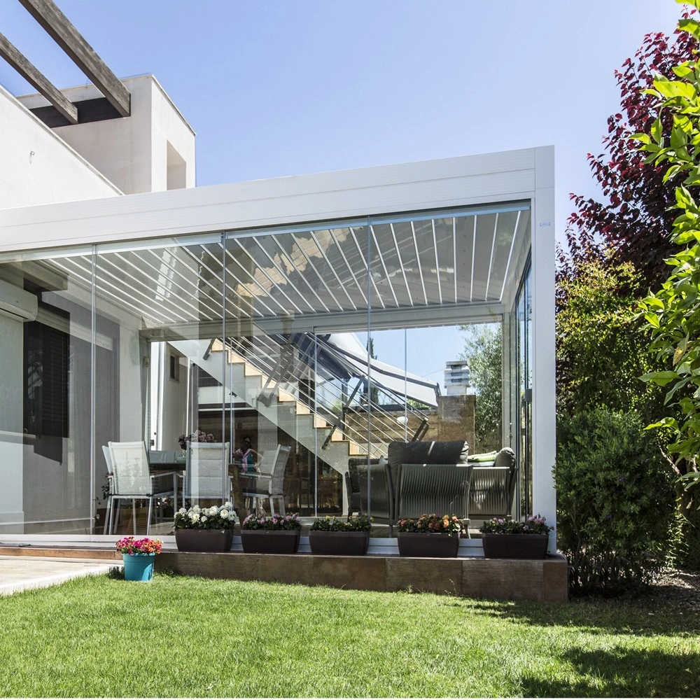 Lamellen tuinkamer Twist met glazen wanden en uitzicht op tuin