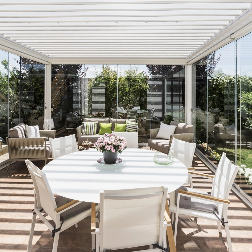 Lamellen tuinkamer Twist met ronde eettafel en zitgedeelte