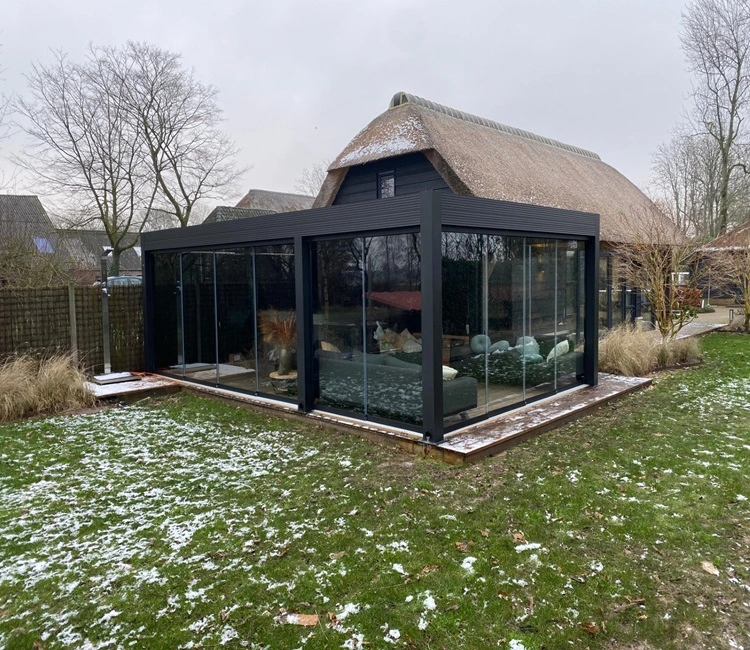 Lamellen tuinkamer bij rieten woning