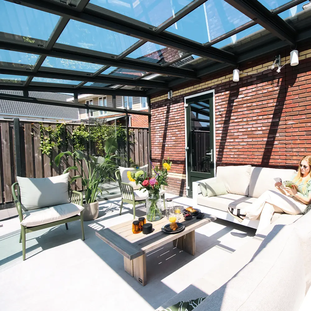 Loungebank en tafel onder Classic glazen schuifdak