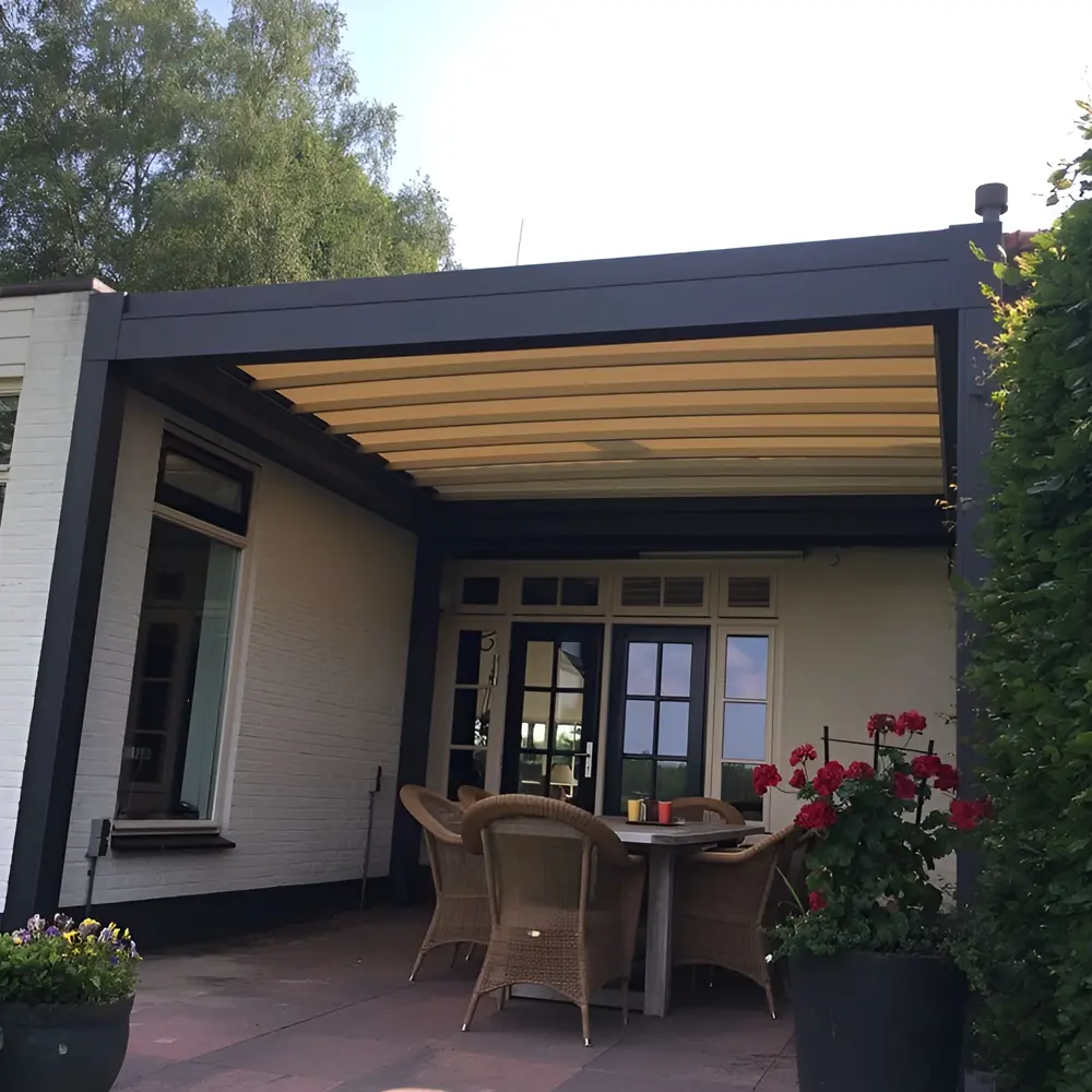 Nomo tuinkamer met schuifdak en eettafel op terras bij woning
