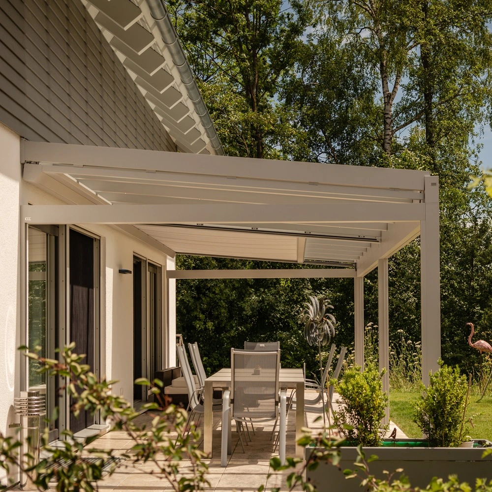 Nyon glazen tuinkamer op een verhoogd terras met zitgedeelte