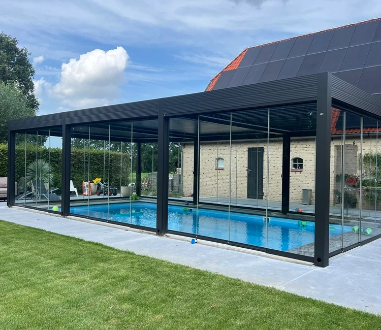 Overkapping bij een zwembad