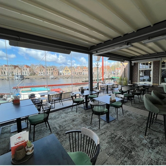 Realisatie van Veldman Zonwering horeca overkapping met schuifdak en glazenwanden Realisatie van Veldman Zonwering horeca overkapping met schuifdak en glazenwanden