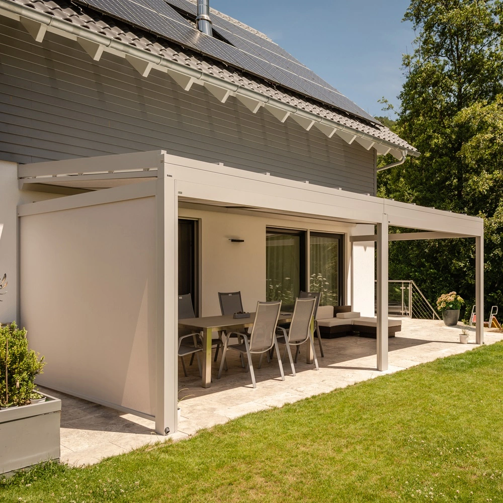 Strakke glazen tuinkamer Nyon met eetruimte en privacydoek