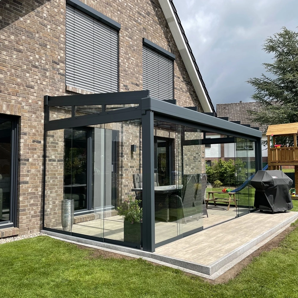 Tuinkamer Area met glazen schuifdeuren voor buitenleven