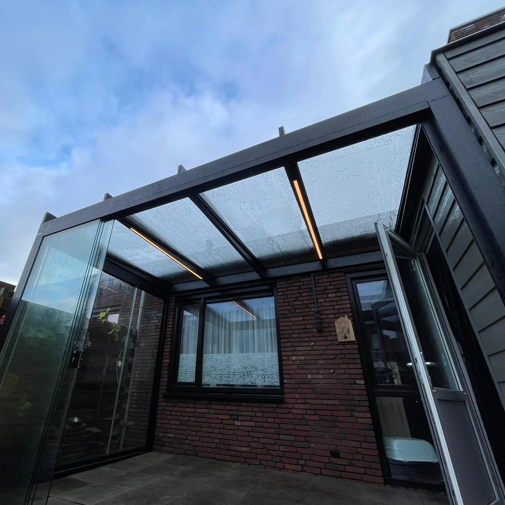 Tuinkamer Terrazza Pure en led-verlichting onder bewolkte hemel