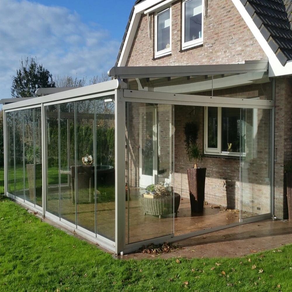 Tuinkamer Viva met glazen wanden en schuifdeuren aan een huis in een ruime tuin