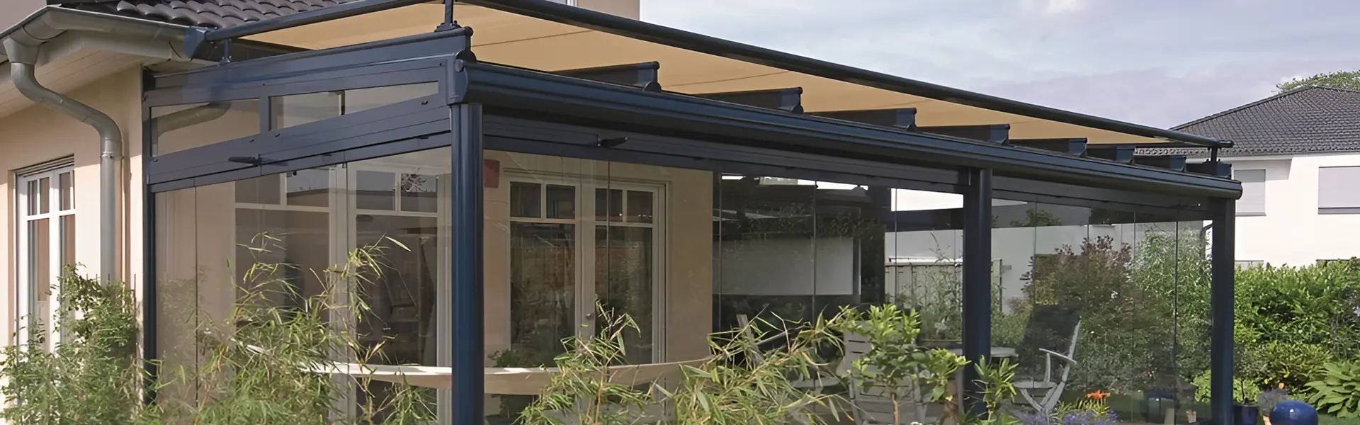 Tuinkamer met glazen schuifdeuren en Terrazza Sempra zonwering