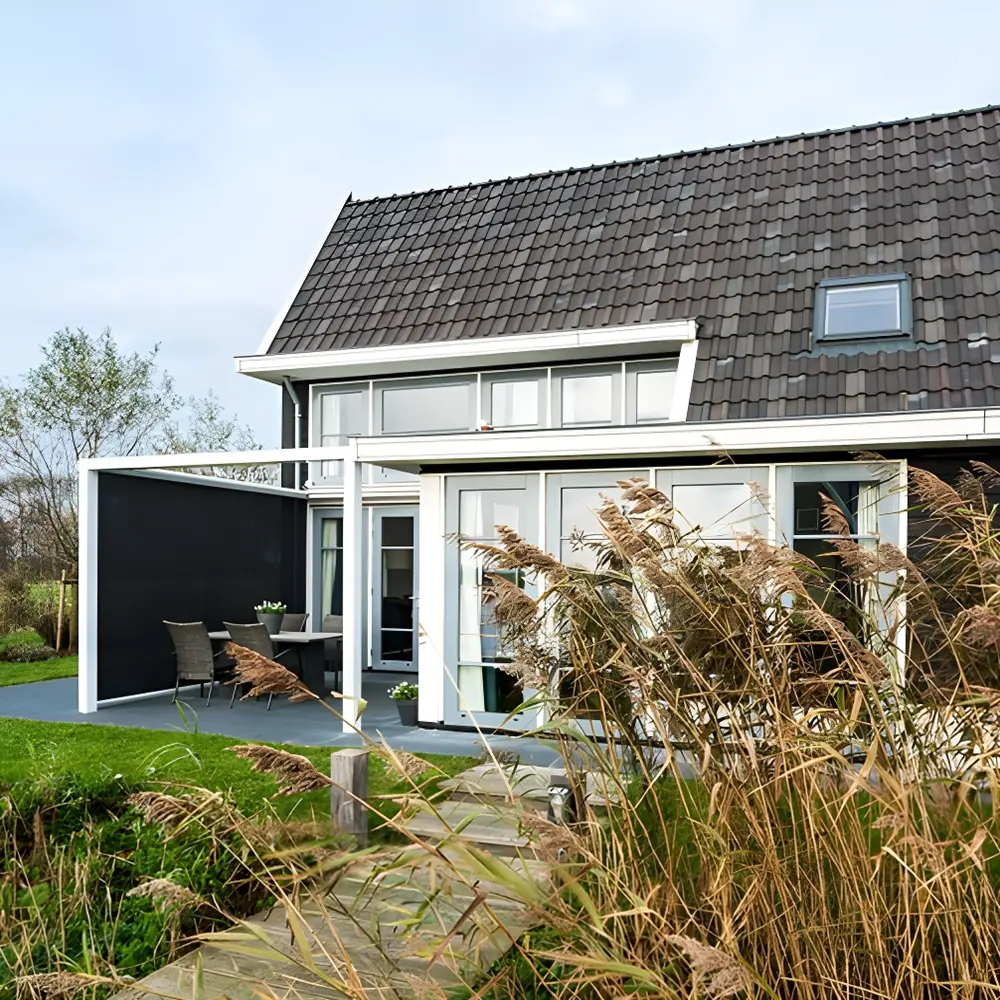 Tuinoverkapping met screens bij woning in Giethoorn Tuinoverkapping met screens bij woning in Giethoorn