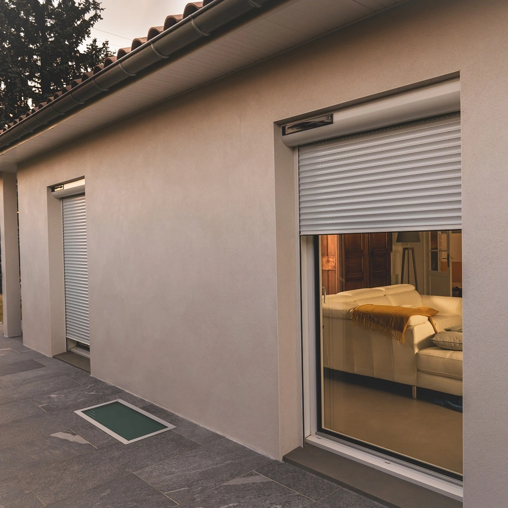 Twee witte solar rolluiken op beige muur