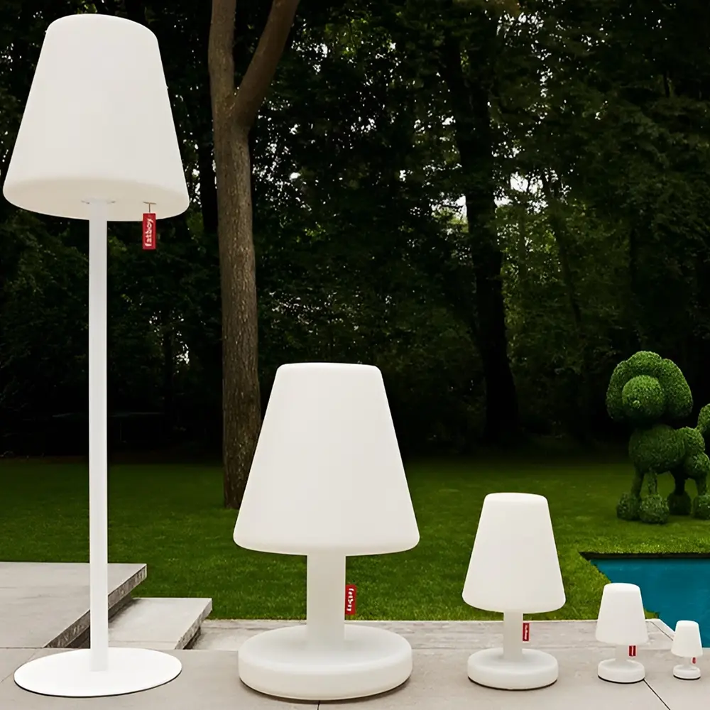 Verschillende maten Fatboy Edison lampen bij zwembad