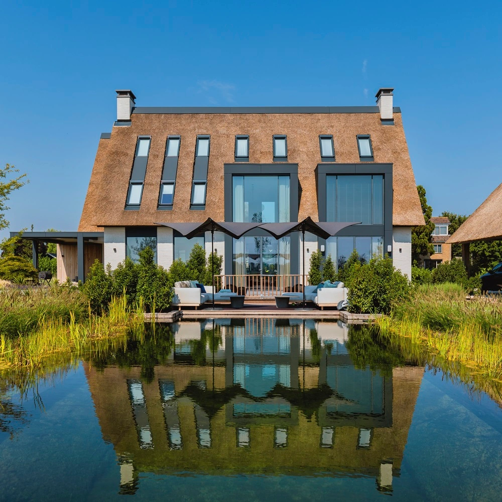 Villa met Zenit tuinkamer en vijver, omgeven door groen