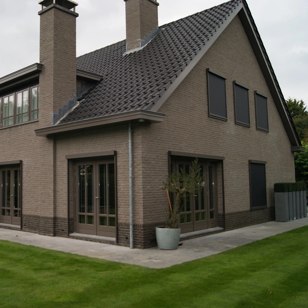 Vooraanzicht van woning met antraciete screens voor zonwering Vooraanzicht van woning met antraciete screens voor zonwering