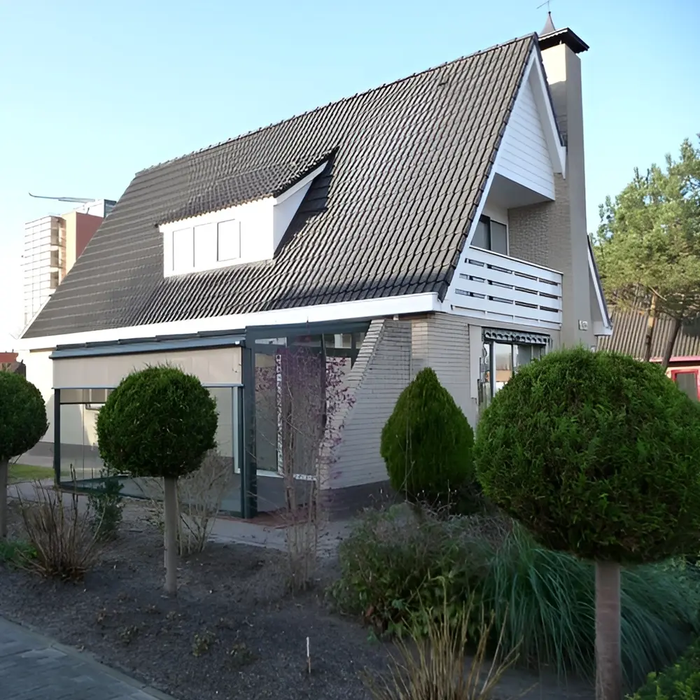 Vrijstaande woning met glazen tuinkamer Terrazza Sempra en groene heg