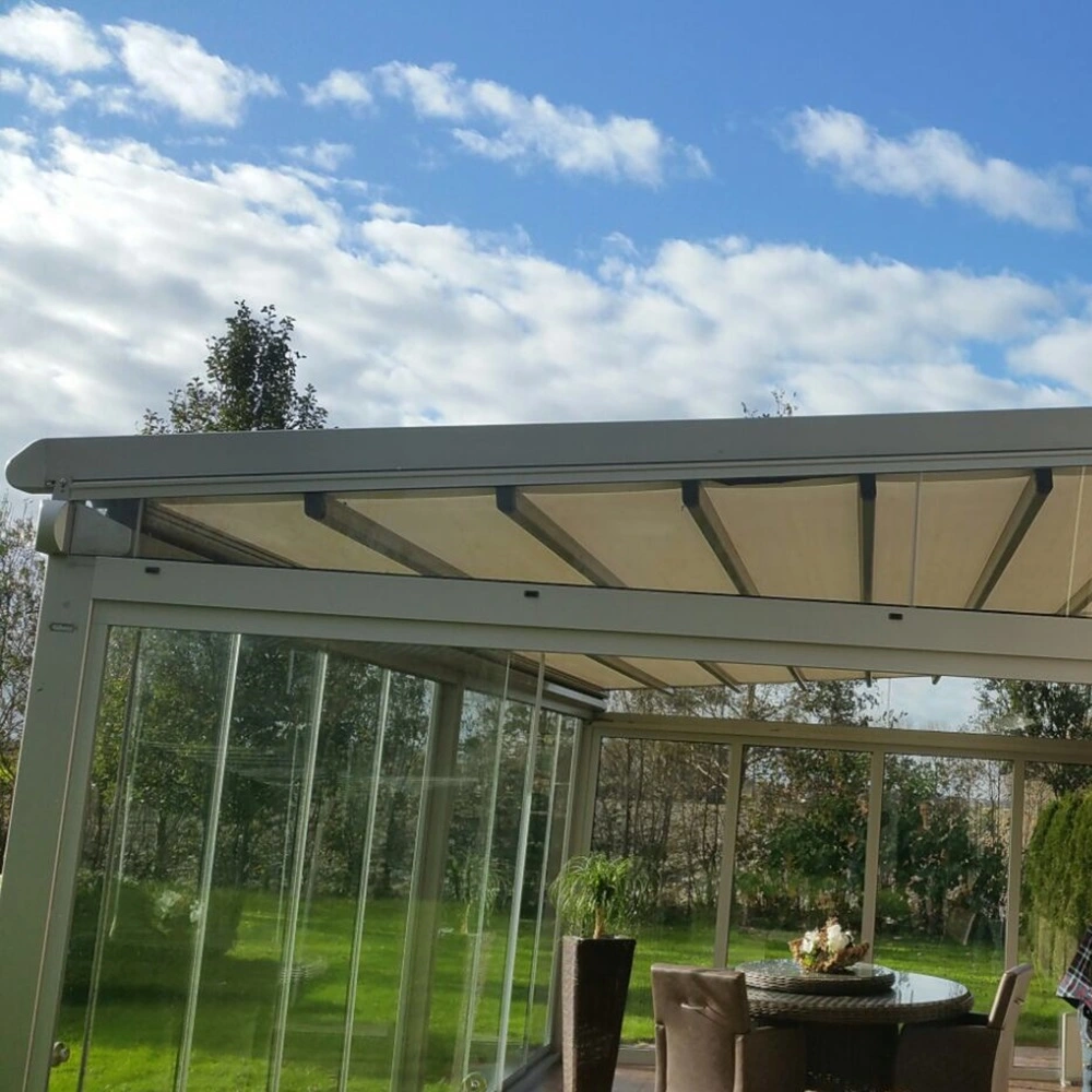 Witte aluminium tuinkamer met glazen wanden naast houten huis