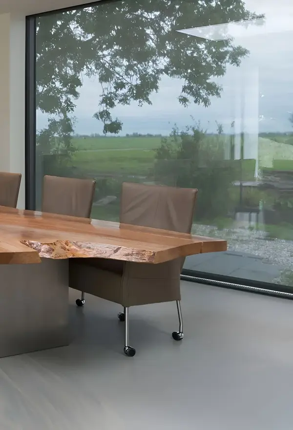 Woonkamer met meubels en zip screen Woonkamer met meubels en zip screen