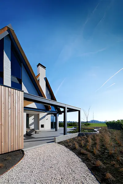 Zenit tuinkamer met schuifdak aan luxe villa met houten gevel en tuinpad Zenit tuinkamer met schuifdak aan luxe villa met houten gevel en tuinpad