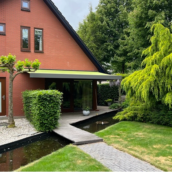 Zonnescherm in een groene tuin