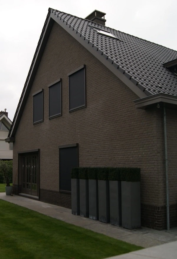grote zip screen op de zijmuur van een woning, met een moderne, strakke uitstraling grote zip screen op de zijmuur van een woning, met een moderne, strakke uitstraling