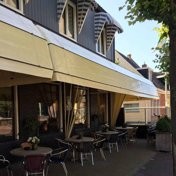 Houten markies bij het Sluisje