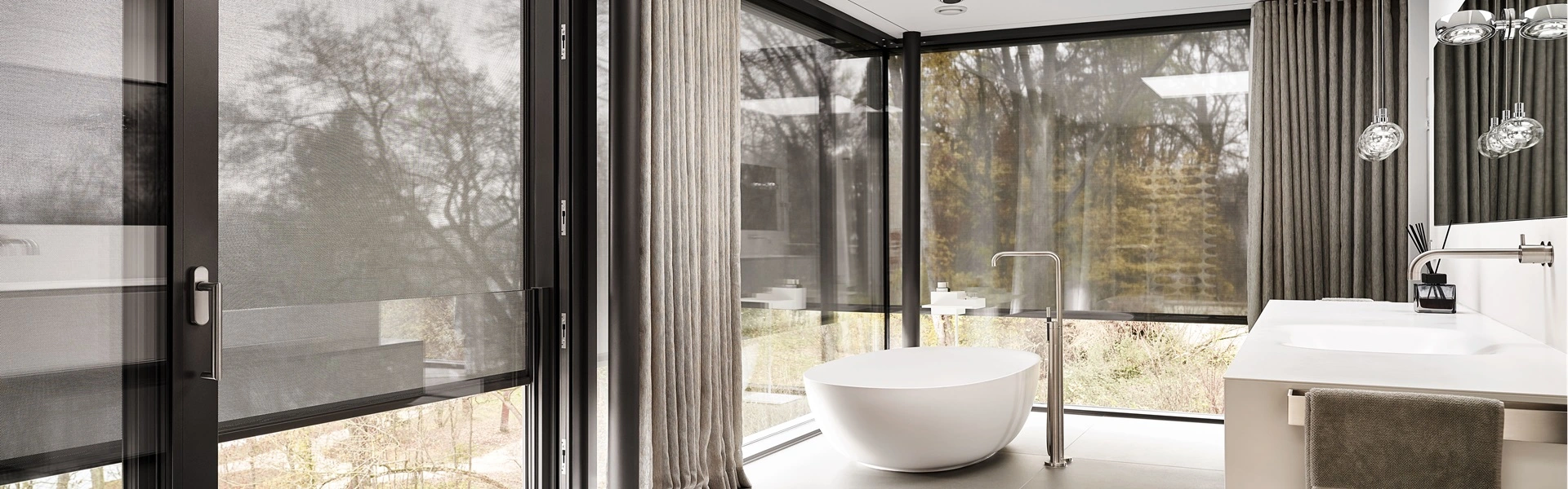 Badkamer met vrijstaand bad en textielscreens