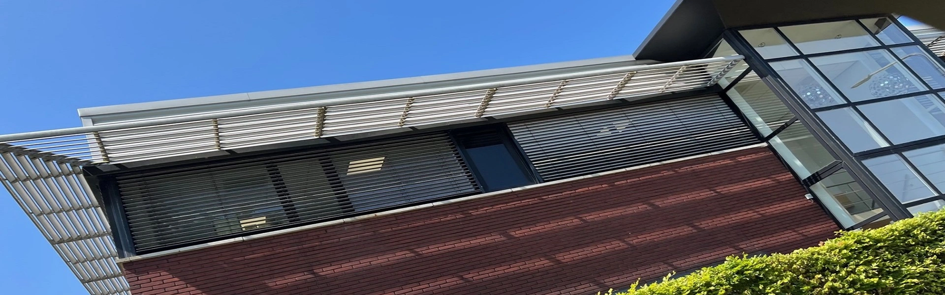 Bedrijfspand Nationale Fietsprojecten met jaloezieen