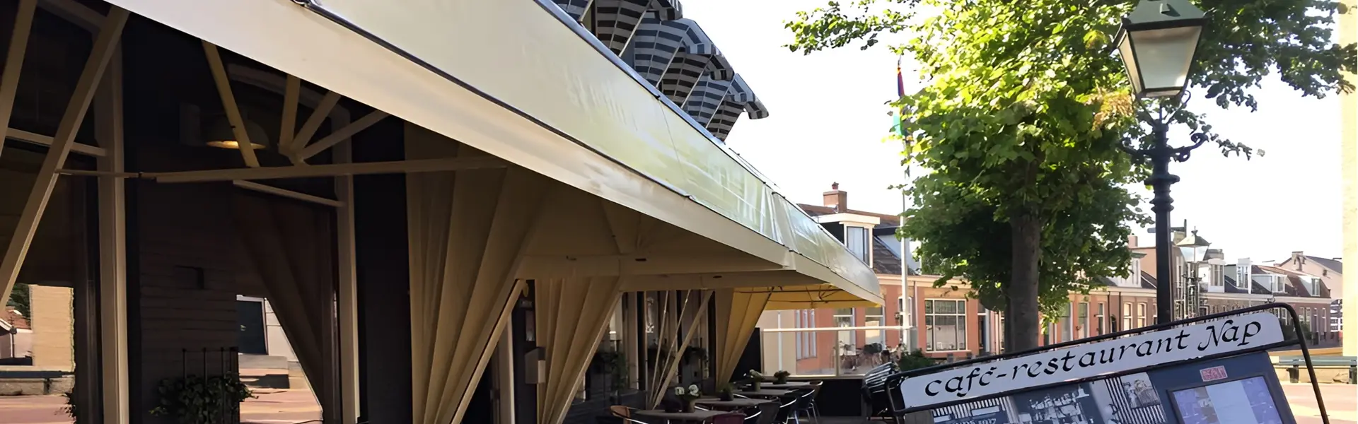 Beige horeca markies bij cafe-restaurant Nap