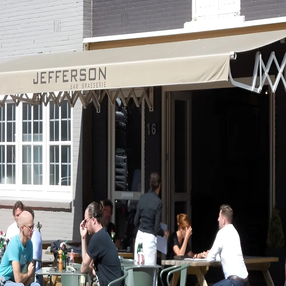 Beige schaararmscherm bij Jefferson Brasserie