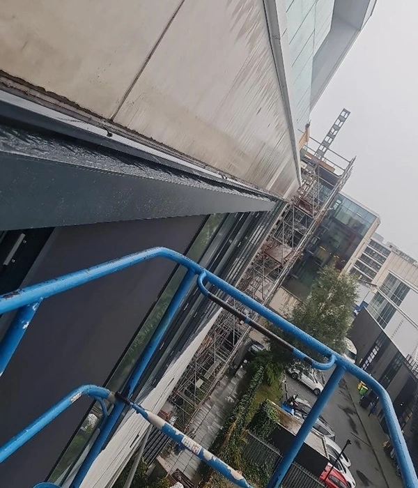 Bevestiging van screens op een geluidsstudio met behulp van een hoogwerker