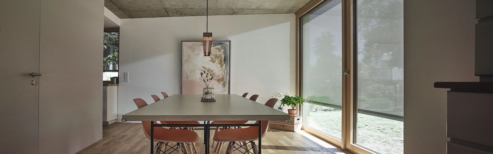 Binnenkant kantoor met buitenzonwering screens