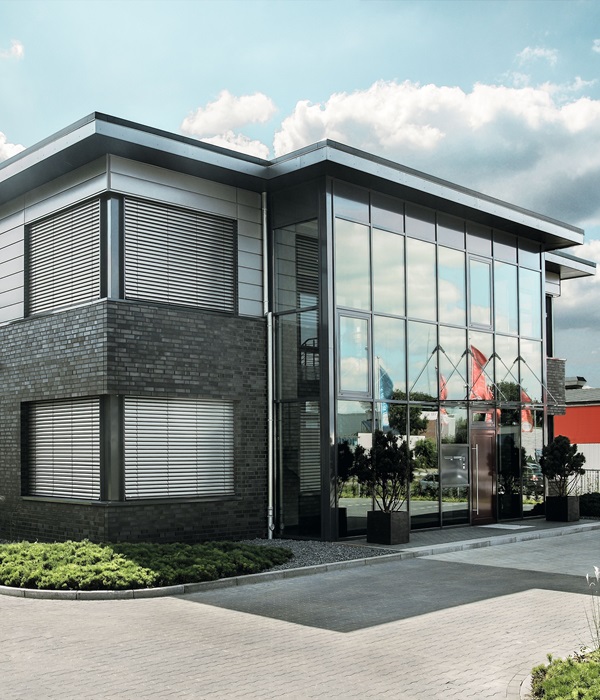 Buitenjaloezieen voor optimale zonwering op een kantoorpand