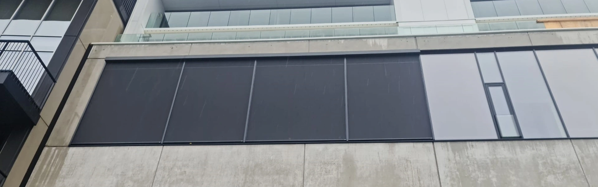 Buitenste gevel met geluidsstudio voorzien van zwarte screens