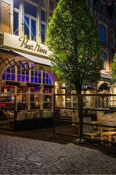 Buitenterras van Bar Nine met schaararmscherm en windschermen voor beschut Buitenterras van Bar Nine met schaararmscherm en windschermen voor beschut