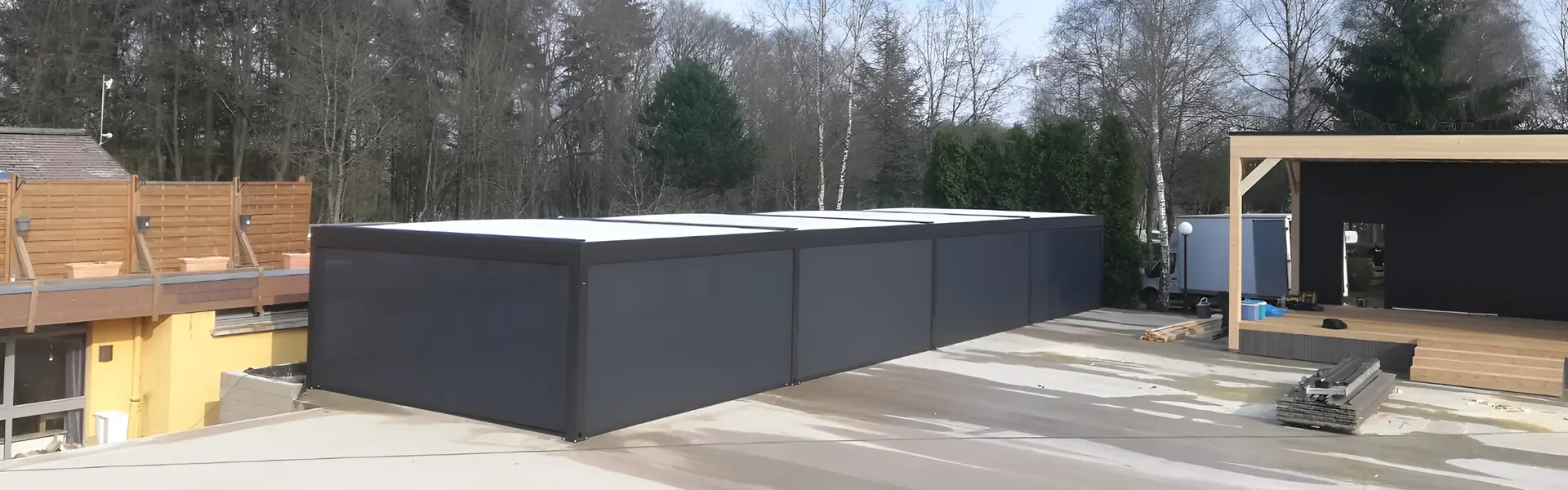 Campingoverkapping met gesloten screens aan de zijkant en omliggende natuur