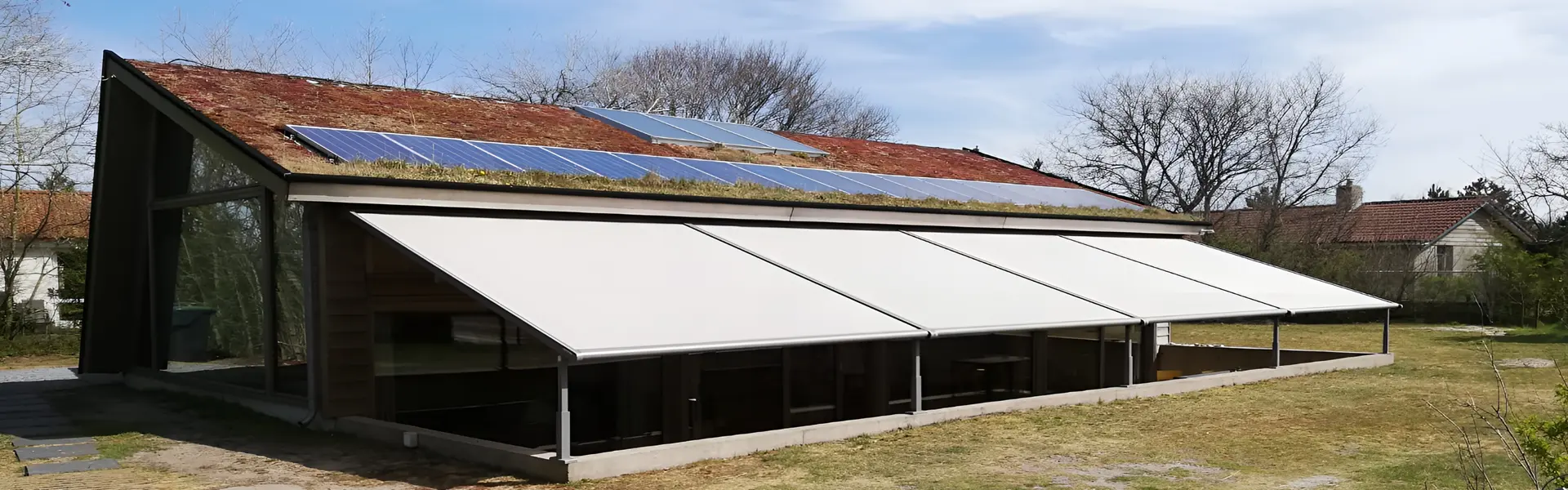 Duurzame schuine overkapping met doek en groen dak