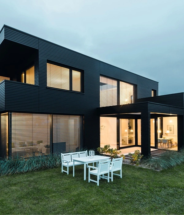 Exterieur woning met outdoor zonwering en stijlvol design