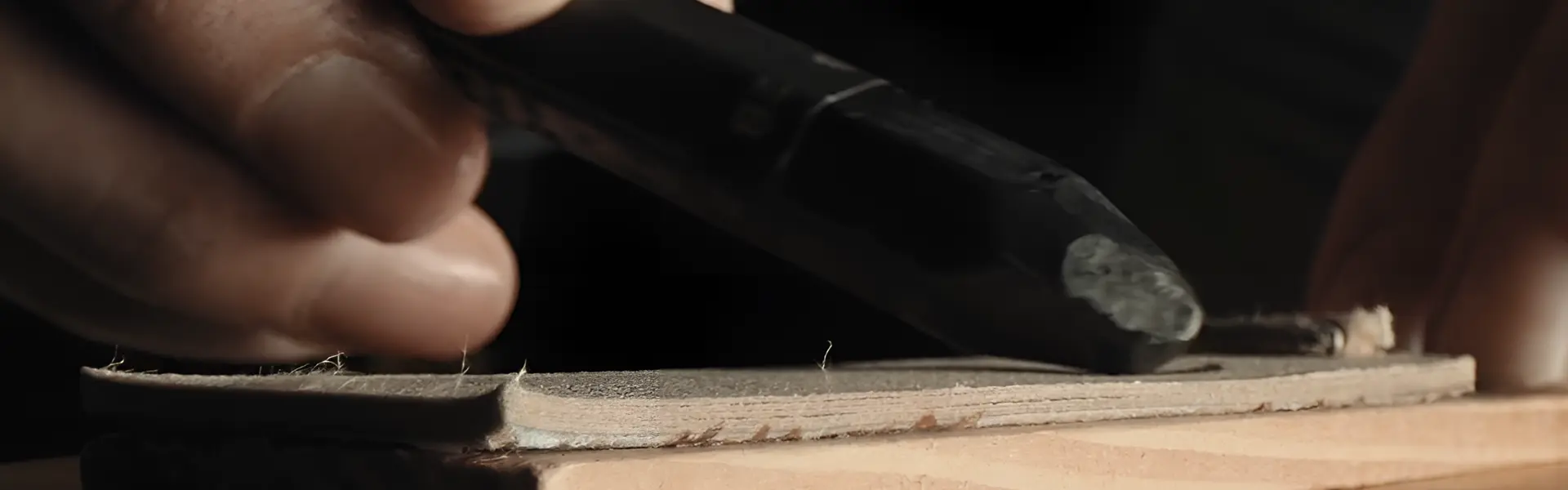 Gedetailleerd snijden van materiaal op houten ondergrond