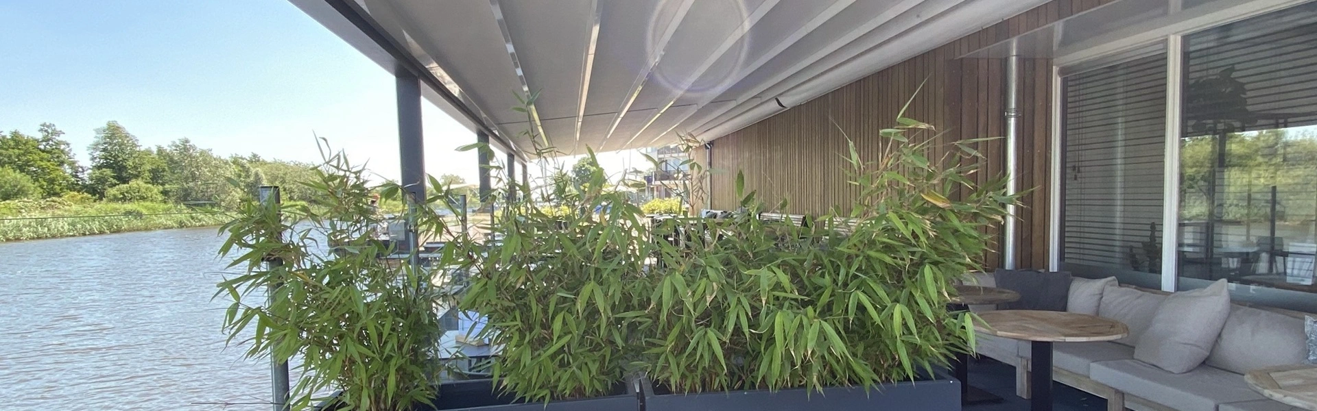 Gezellig horecaterras met schuifdak en natuurlijke privacy