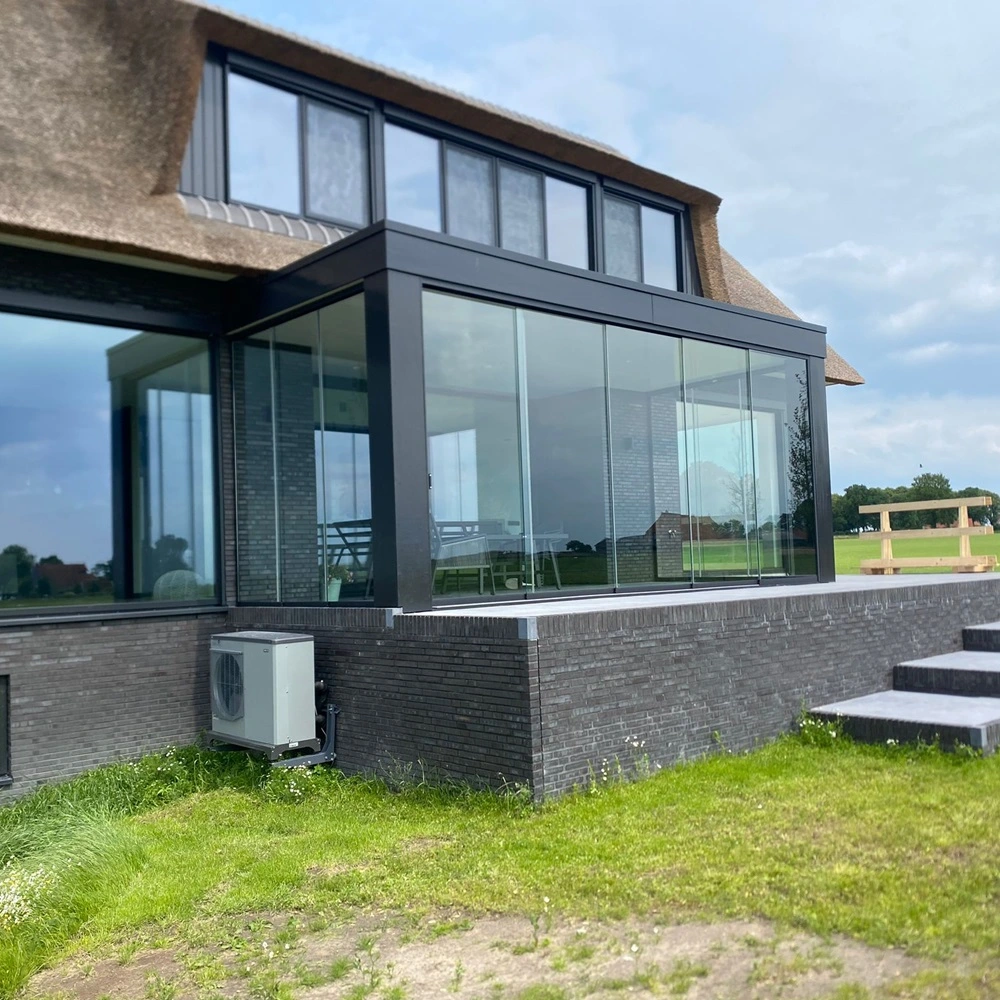 Glazen uitbouw met schuifwanden en aluminium profielen aan een woning in Oudemirdum Glazen uitbouw met schuifwanden en aluminium profielen aan een woning in Oudemirdum